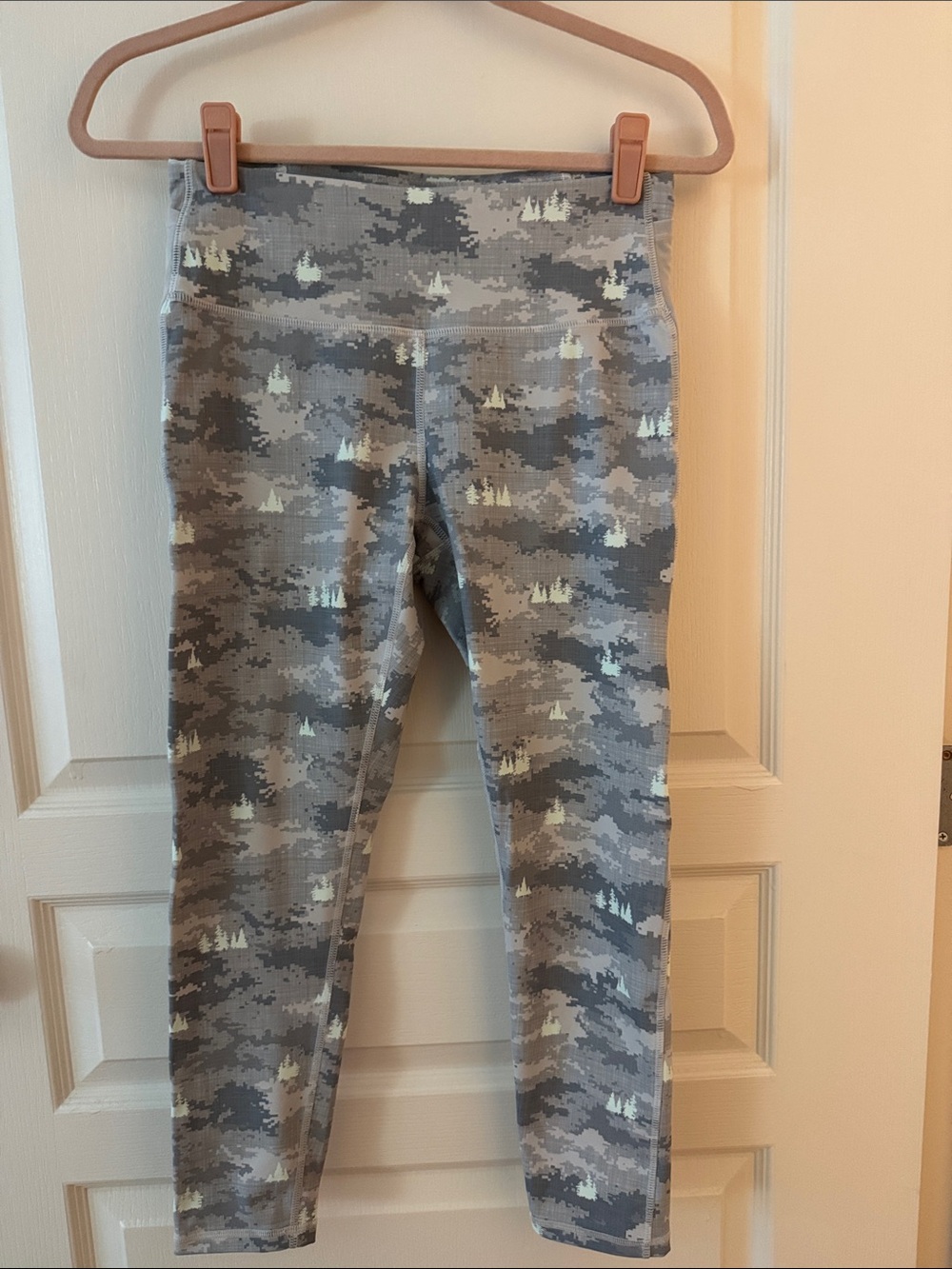 Women’s Camo Active Leggings by Korsa
